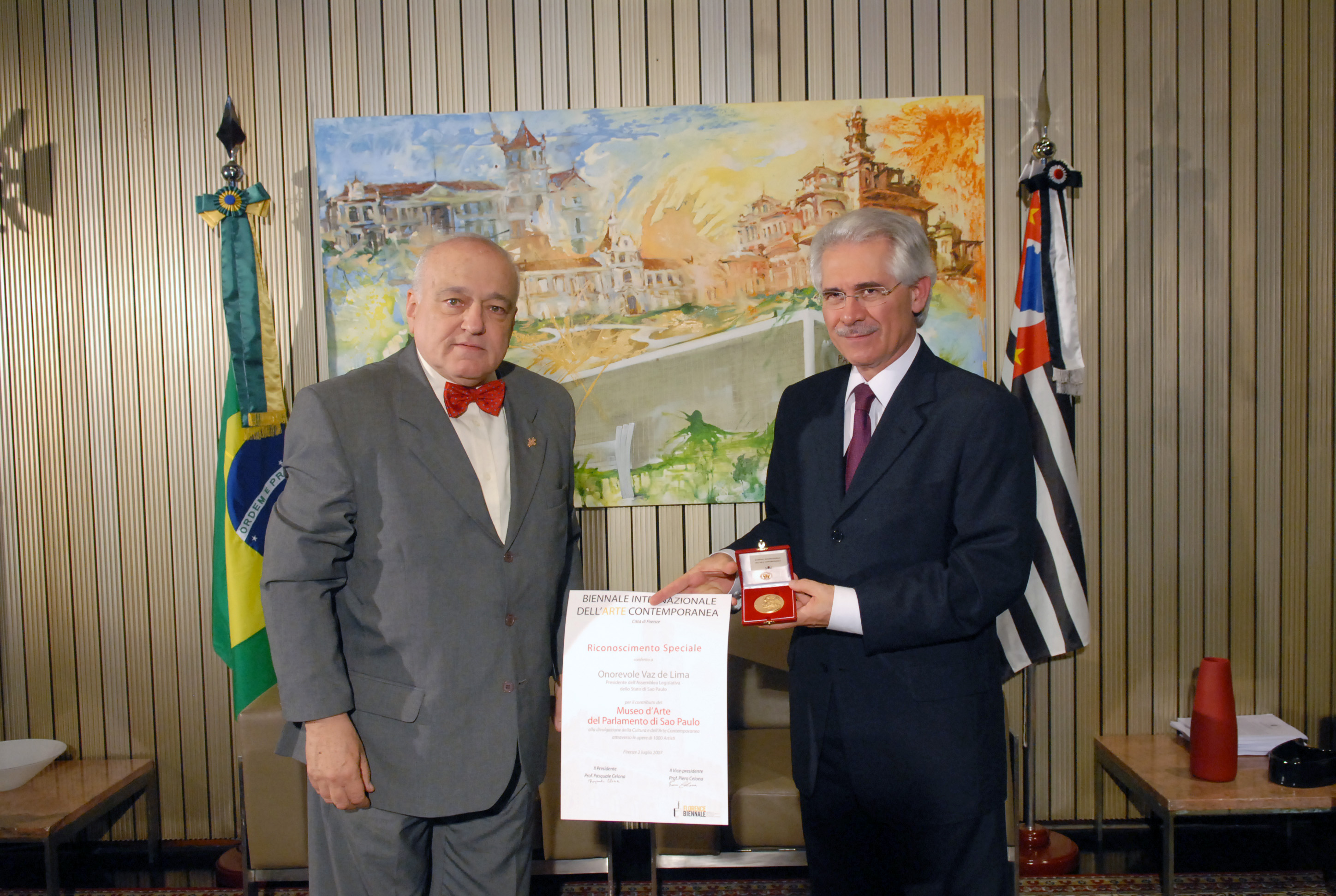 Presidente Vaz de Lima recebe diploma de reconhecimento especial e uma medalha de ouro que lhe foi atribuda pelo Comit Organizador da Bienal de Florena<a style='float:right;color:#ccc' href='https://www3.al.sp.gov.br/repositorio/noticia/03-2008/Entrega de medalha MAU_23.jpg' target=_blank><i class='bi bi-zoom-in'></i> Clique para ver a imagem </a>